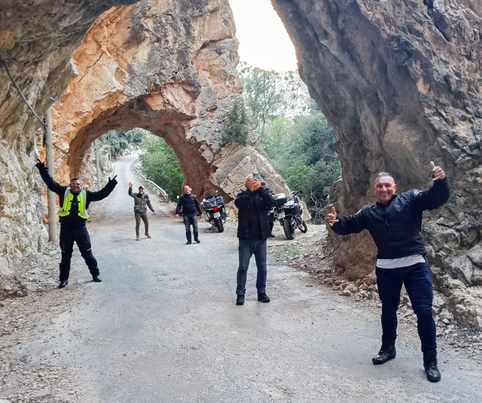 Grupo de moteros de Moto Tour Trip Levante en una ruta en moto
