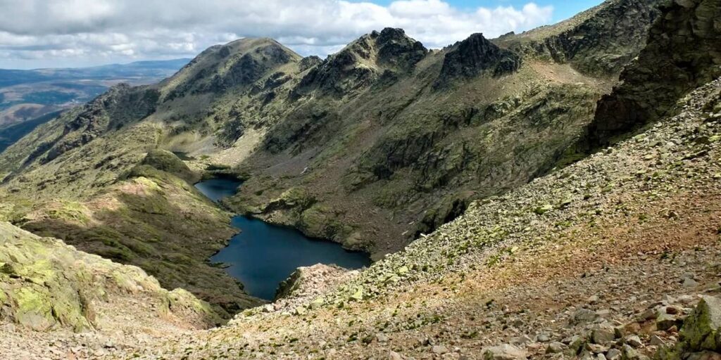 “Vista desde el Mirador del Salto en Arribes del Duero, cañón del Duero y entorno natural.”