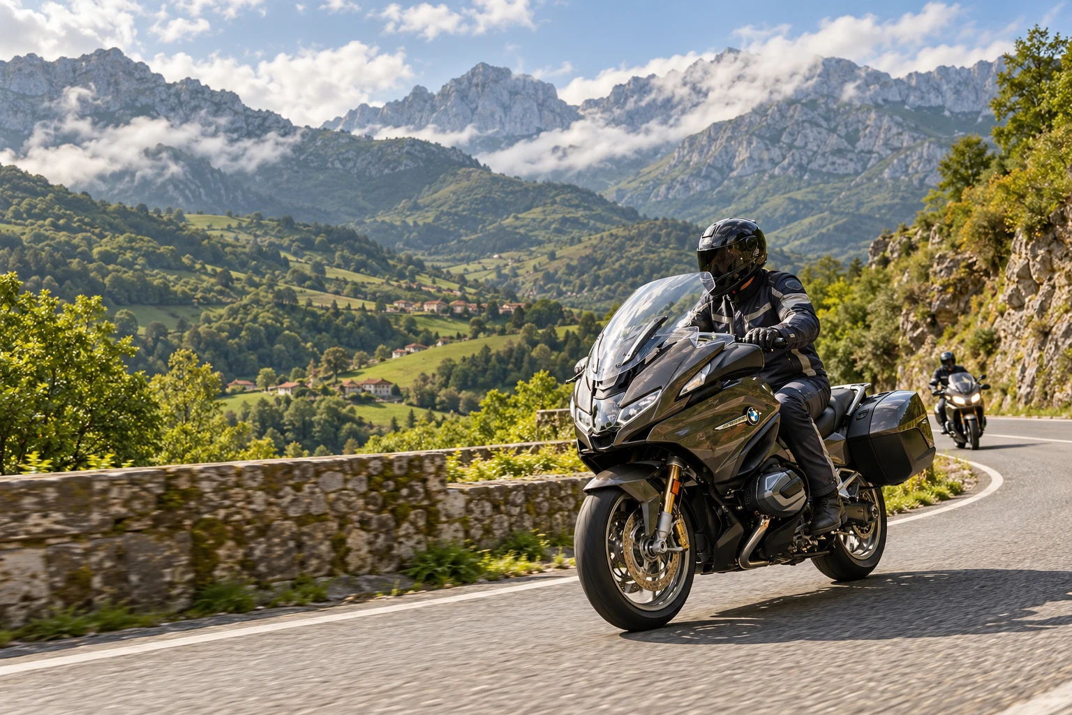 Motero en un valle verde del norte de España